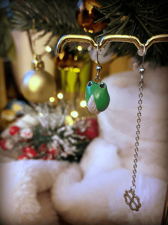 Boucles d'oreilles pendantes asymétrique grenouille chanceuse