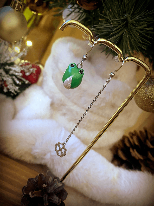 Boucles d&#039;oreilles pendantes asymétrique grenouille chanceuse